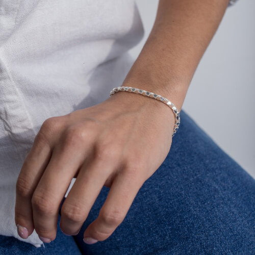 Modelo Feminina usando Pulseira Radiance prata 925