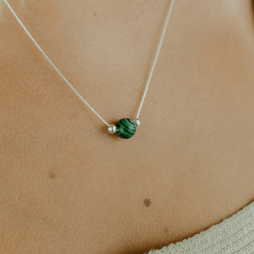 colar bola malaquita em modelo