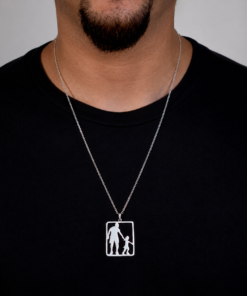 cordao pai e filha em modelo masculino com camisa preta