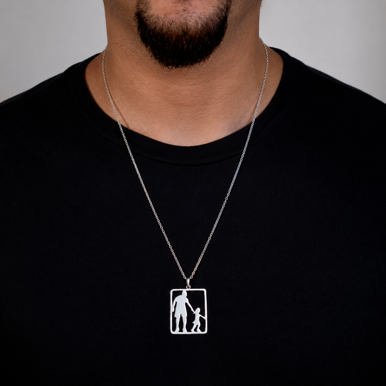 cordao pai e filha em modelo masculino com camisa preta