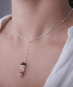 Colar Pedras Naturais em modelo