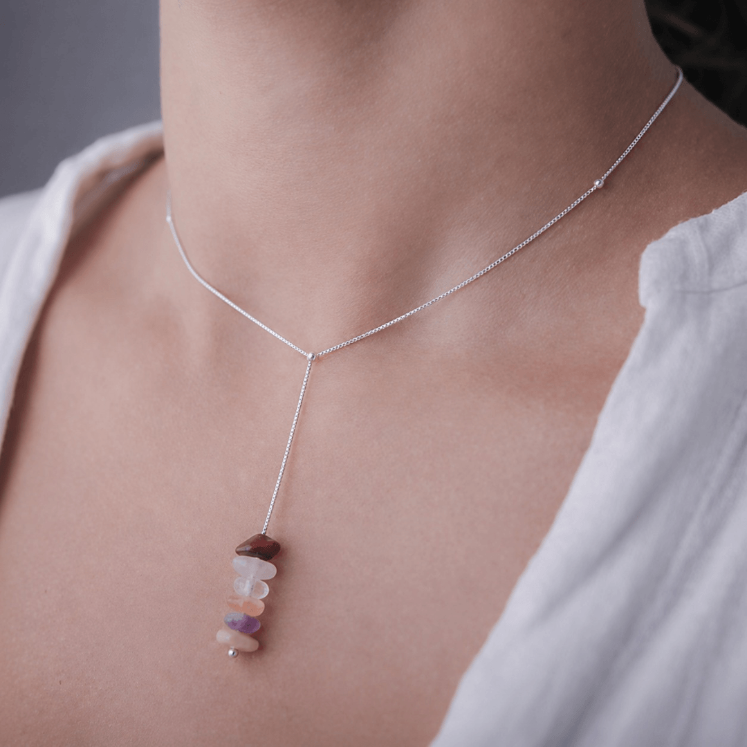 Colar Pedras Naturais em modelo